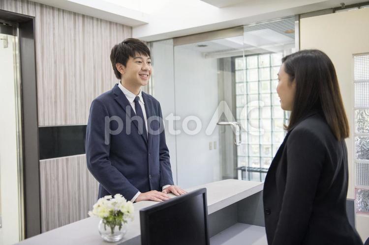 オフィスの受付 オフィス,男女,向かい合うの写真素材