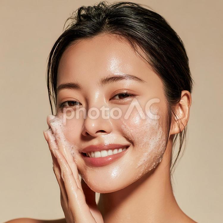 泡で洗顔する、輝く笑顔の若い女性 洗顔,泡,スキンケアの写真素材