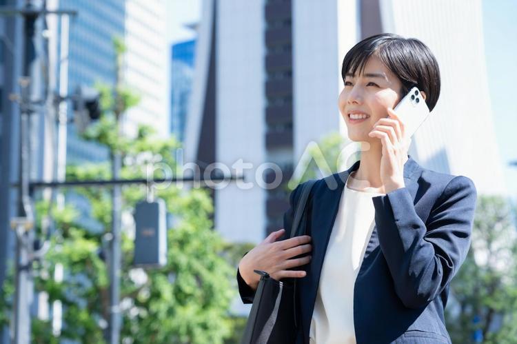 オフィス街で働く若いビジネスウーマン ビジネス,女性,ビジネスウーマンの写真素材