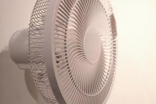 扇風機 夏の熱中症対策イメージ画像無料 扇風機,熱中症対策,猛暑の写真素材