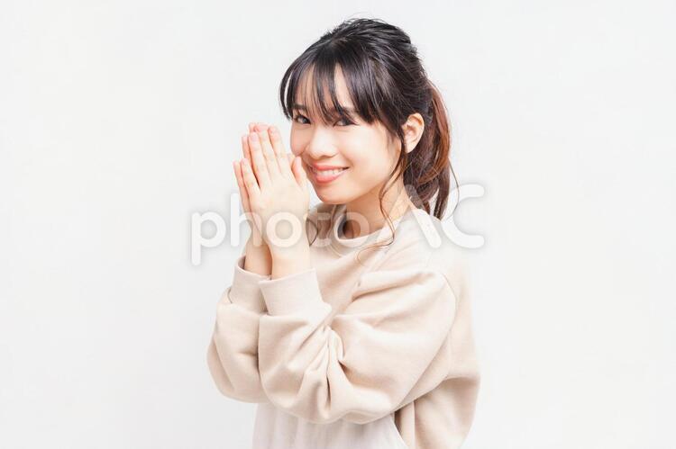 お願いのジェスチャーをする若い女性 女性,お願い,謝るの写真素材