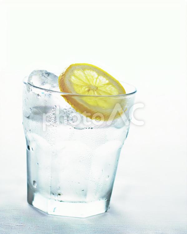 氷水とレモンのグラス 飲み物,冷水,冷たいの写真素材