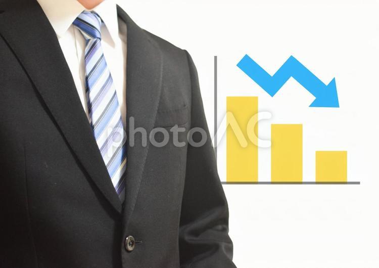 リクルートスーツの男性とグラフ ダウン,下がる,下落の写真素材
