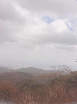 霧がかった山 霧がかった山の写真