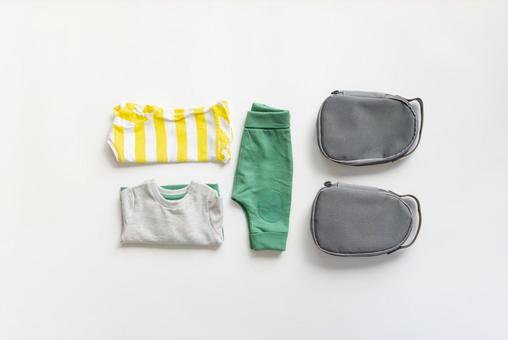 ポーチと畳んだズボンと子供服など ポーチと畳んだズボンと子供服など ダウン,子供服,洋服の写真素材