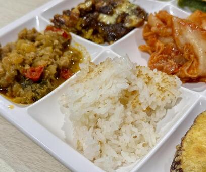 バイキングで盛り付けたガパオライス ガパオライス,ジャスミンライス,ひき肉の写真素材