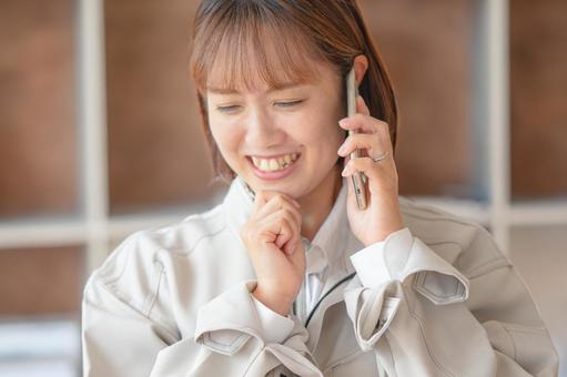 電話する作業服女性 電話する作業服女性 笑顔,女性,作業服の写真素材