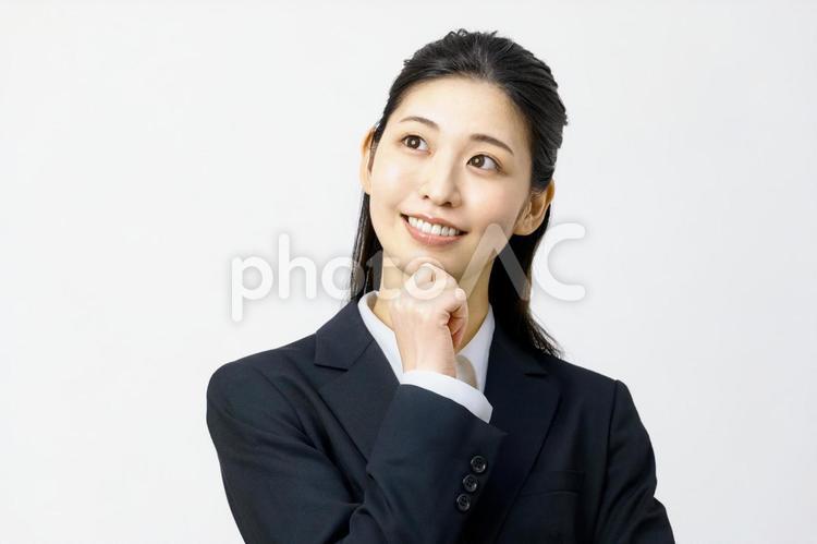 考える　女性　ビジネス　仕事　笑顔 ビジネスウーマン,考える,アイデアの写真素材