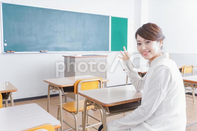 教室で指を指す学生 笑顔,現場,高校の写真素材