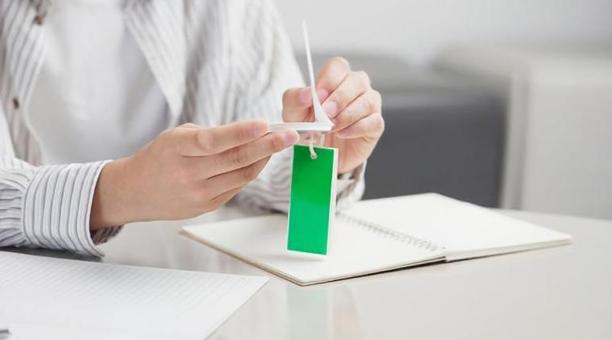 単語を覚えるアジア人男性の手元 外国語,学習,単語の写真素材