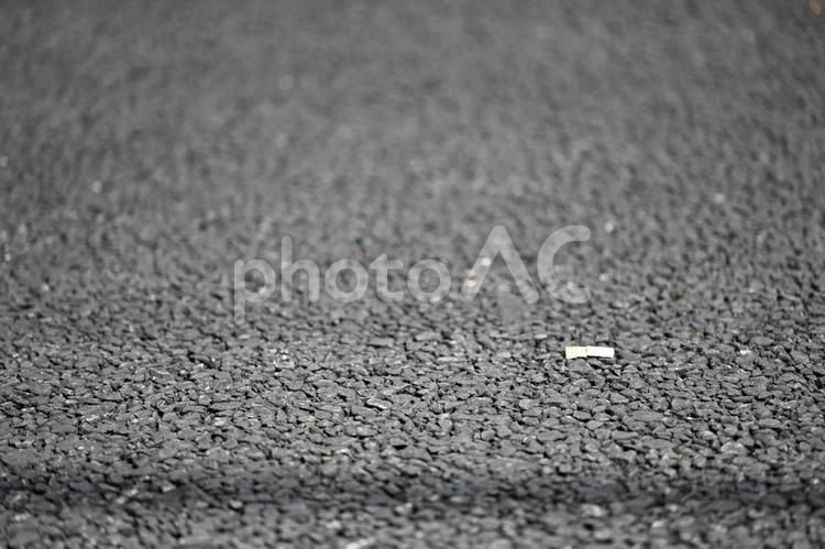 路上にポイ捨てされたタバコ タバコ,ポイ捨て,路上の写真素材