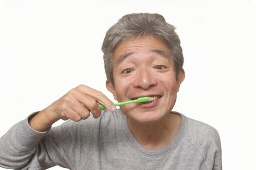 シニア　男性　歯磨き シニア,シニア男性,サラリーマンの写真素材