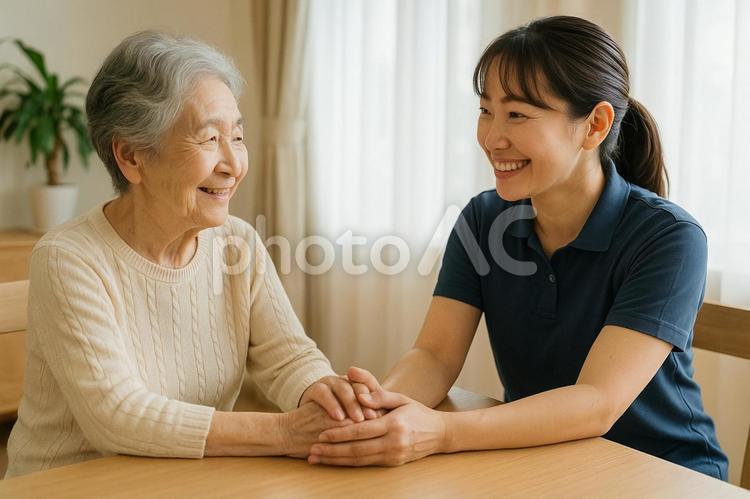 高齢女性の手を包む介護士 介護士,高齢女性,手を握るの写真素材