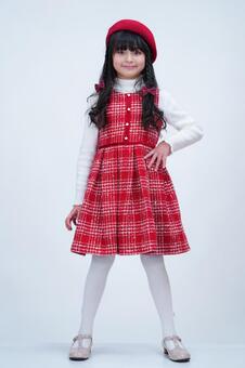 秋冬の可愛い衣装を着た小学生の女の子 女の子,仁王立ち,小学生の写真素材