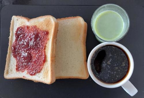 いちごジャムのトーストなどの昼食 昼食,トーストパン,自家栽培の写真素材