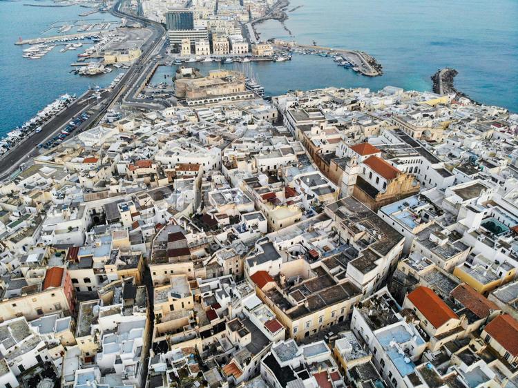 イタリア・ガリポリ・街の空撮 街並み,町並み,家の写真素材