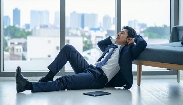 休憩する日本人のサラリーマン 休憩する日本人のサラリーマンの写真