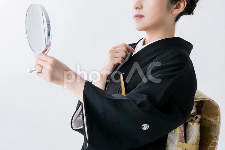 鏡を見る黒留袖の女性 着物,女性,鏡の写真素材