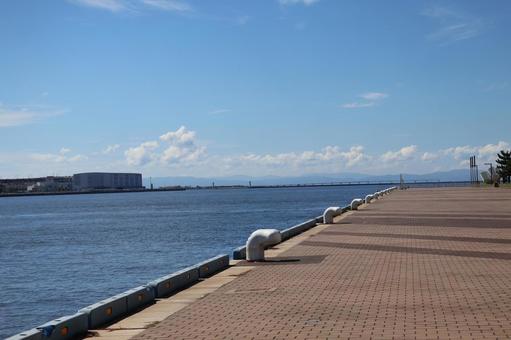 海岸公園と海と人工島と雲と空の風景 海岸公園と海と人工島と雲と空の風景 海岸,公園,海の写真素材