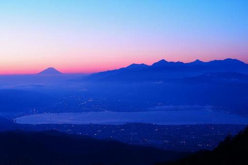 山並みと湖 マジックアワー,空,グラデーションの写真素材