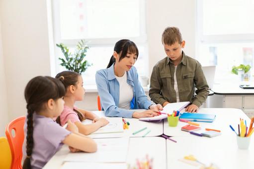 男の子に説明する女性 女性,女の子,男の子の写真素材