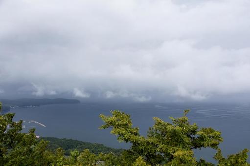 雷雲に覆われたサロマ湖 雷雲に覆われたサロマ湖の写真