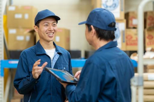 倉庫で働く男性作業員 倉庫で働く男性作業員 会議,倉庫,工場の写真素材