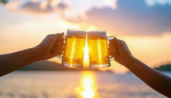 海辺でビールで乾杯をする手 海辺でビールで乾杯をする手の写真