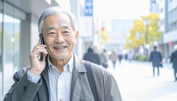 笑顔で電話する高齢者 笑顔で電話する高齢者の写真