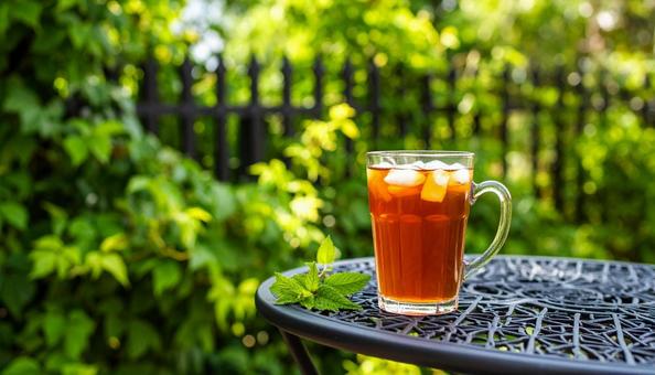 麦茶 夏 ガラスのコップ 氷入り 麦茶 夏 ガラスのコップ 氷入りの写真