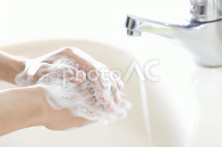 水道の蛇口と手を洗う人 手洗い,手,ボディパーツの写真素材