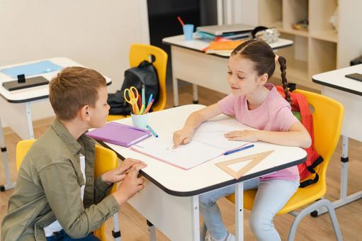 男の子に説明する女の子 男の子,女の子,子どもの写真素材