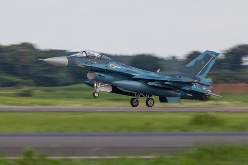 F-2戦闘機離陸 F-2戦闘機離陸 fー2,戦闘機,離陸の写真素材