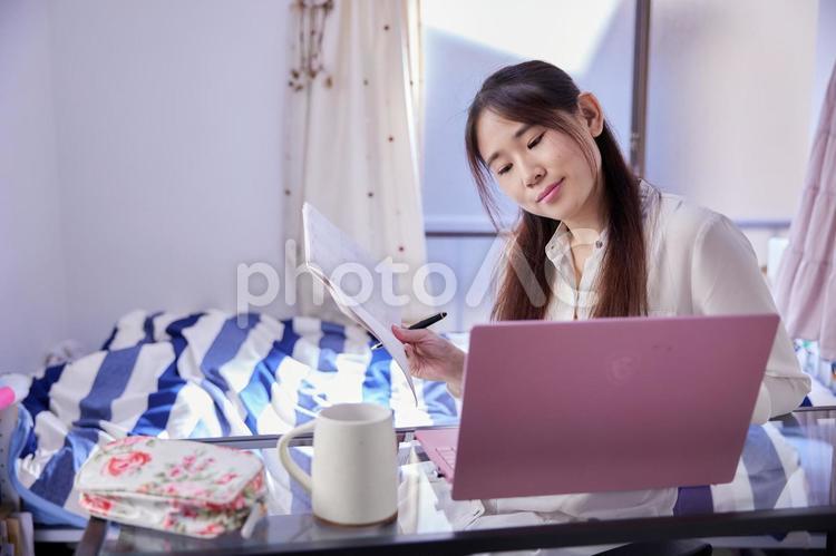 オンライン会議をしている日本人女性 仕事,女性,話すの写真素材
