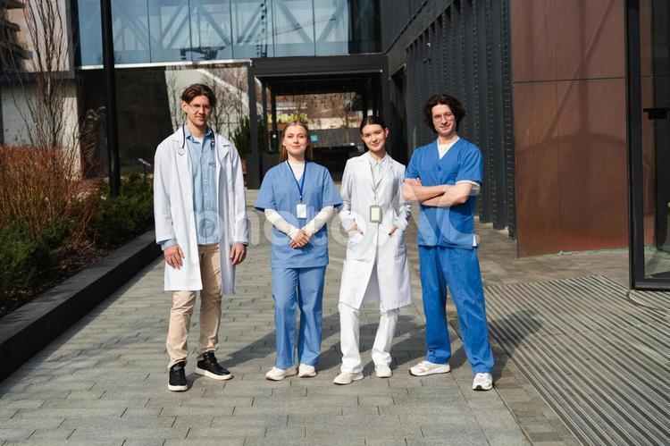 カメラ目線の医療従事者 男性,女性,人物の写真素材