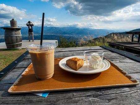 カフェラテとスコーンと甲府盆地 カフェラテとスコーンと甲府盆地の写真