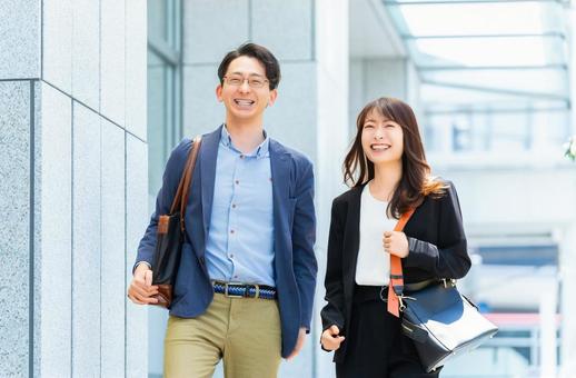 オフィス街を歩く男女2人のビジネスマン オフィス街を歩く男女2人のビジネスマン 男女,ビジネス,2人の写真素材