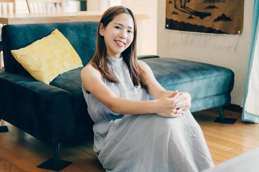 リビングでくつろぐ女性 リビングでくつろぐ女性 女性,リビング,主婦の写真素材