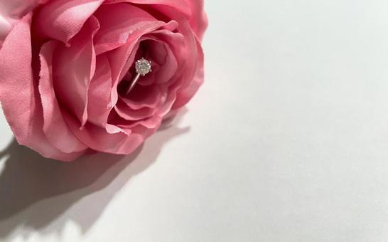 婚約指輪と薔薇のフレーム 婚約指輪と薔薇のフレーム 婚約指輪,エンゲージリング,お洒落の写真素材