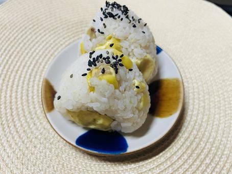 栗ご飯のおにぎり 栗ご飯のおにぎり 栗,秋,ご飯の写真素材