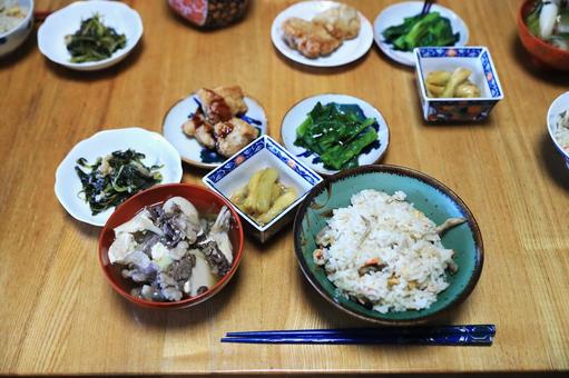 田舎のランチ(今日はちょっと豪華) 田舎のランチ(今日はちょっと豪華) 昼食,ランチ,キノコご飯の写真素材
