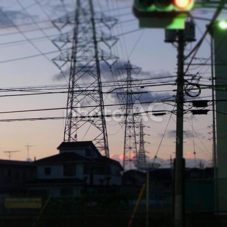 鉄塔の多い夕暮れの空 鉄塔,送電線,夕暮れの写真素材