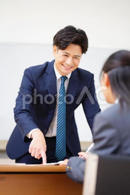 指導する塾講師と女子生徒 塾,人物,男性の写真素材