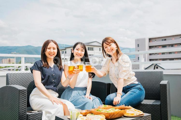 屋上でパーティーをする女性たち（ビール） ビアガーデン,パーティー,ホームパーティーの写真素材