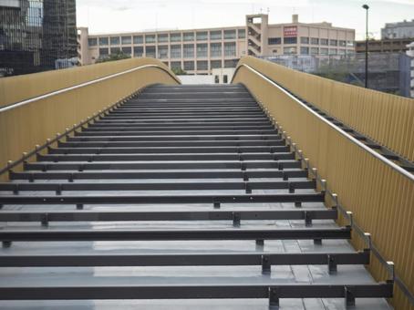 未来へ続く未完成の歩道橋 未来へ続く未完成の歩道橋 遊歩道,歩道橋,工事中の写真素材