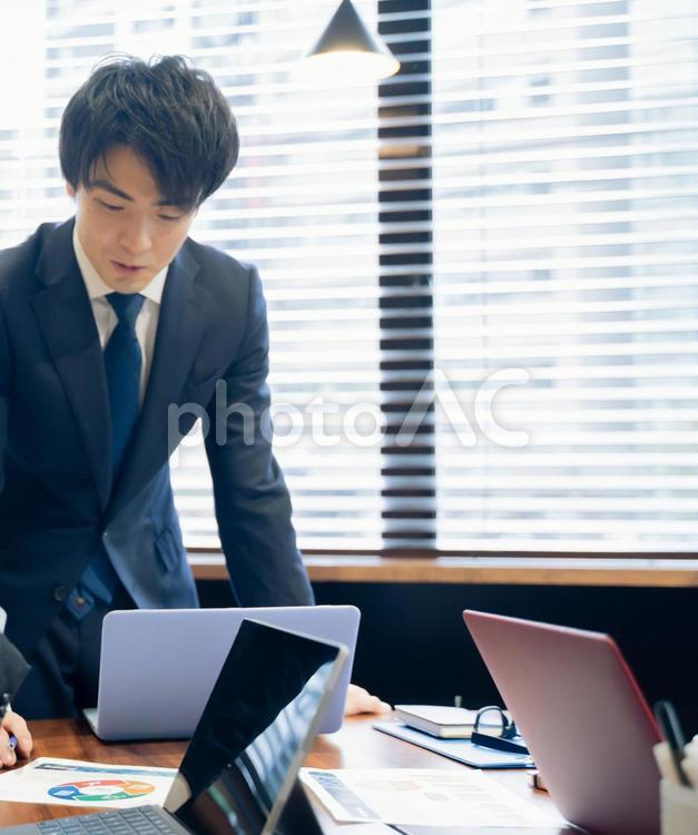 ノートパソコンで会議をする男性ビジネスマン ビジネス,人物,男性の写真素材