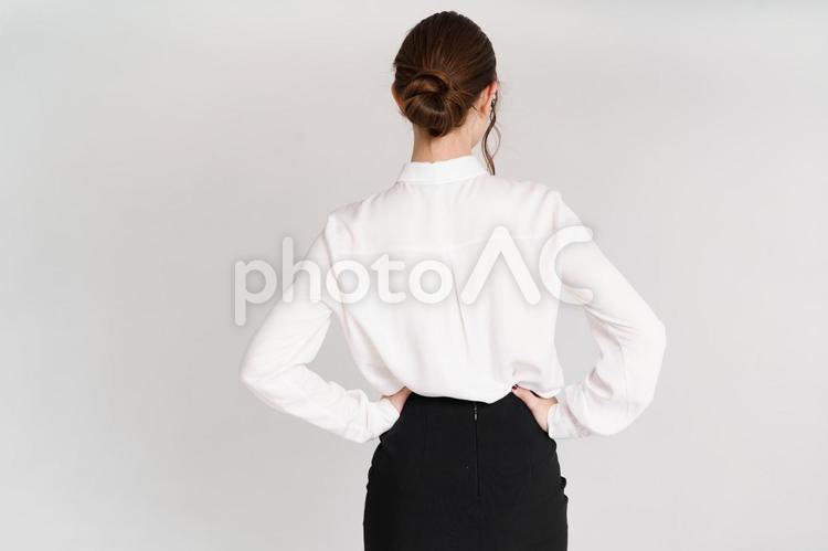 両腰に手を当てる女性の後ろ姿 後ろ姿,腰に手,立つの写真素材