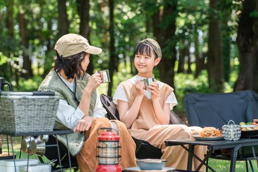 デイキャンプ・ピクニックを楽しむ親子 デイキャンプ,夏休み,親子の写真素材