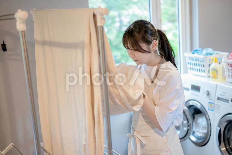 匂いを嗅ぐ女性 洗濯,家事,洗濯物の写真素材