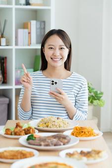 ダイエットの若い女性 食べ物,料理,スマホの写真素材